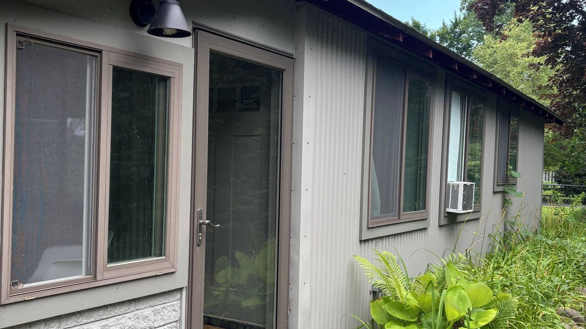 Tawas City Cottage | Charming 2-bedroom Scandinavian cottage in welcoming Tawas City with AC