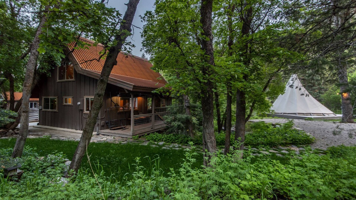 Sundance Cabin | CHARMING 2 BEDROOM SUNDANCE COTTAGE, HOT TUB, WOOD BURNING FIREPLACE