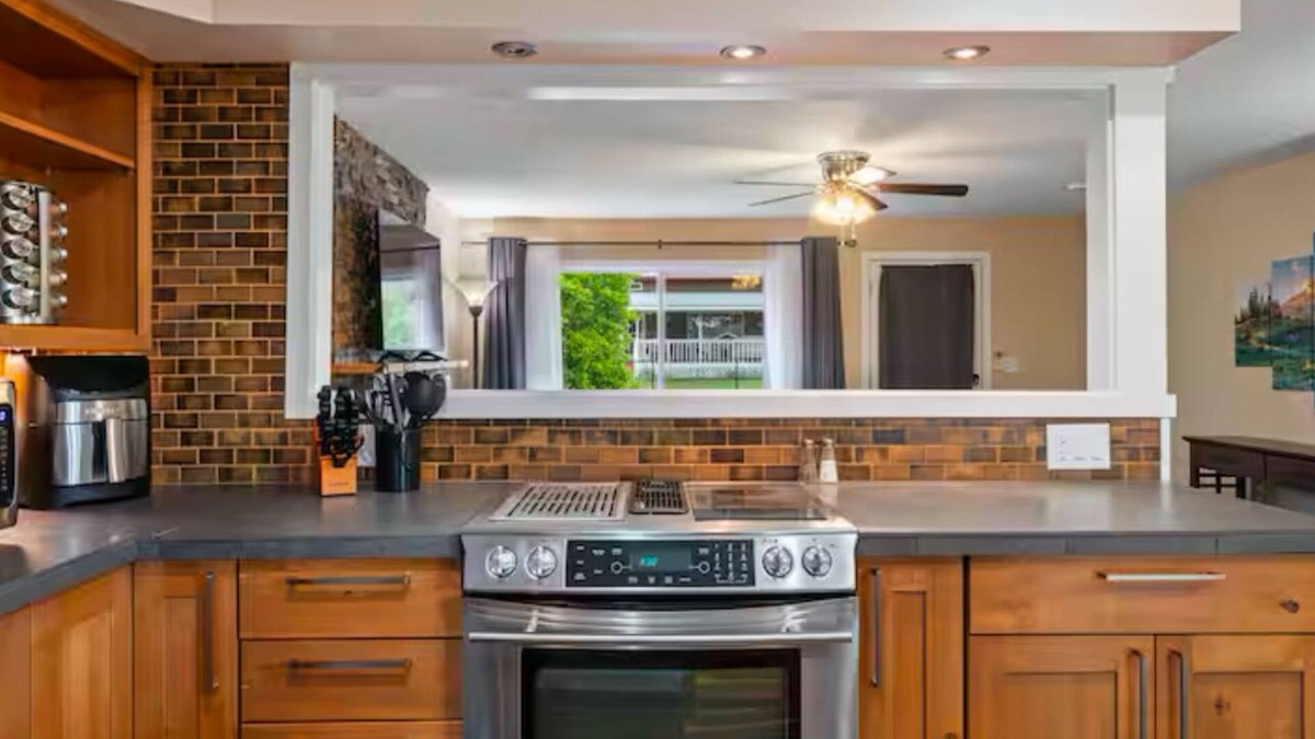 Washougal House | Charming 2 Bedroom Top Floor Duplex In Heart of Washougal