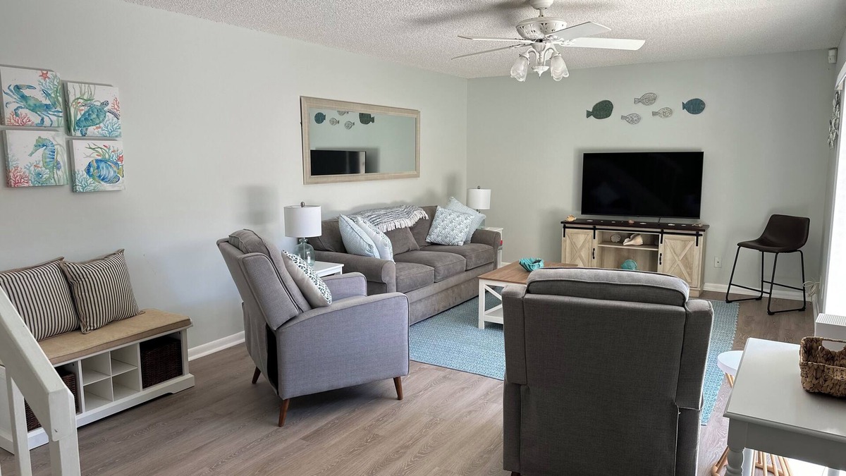 Seabrook Place House | Charming 2-bedroom townhome in lovely Jupiter with AC