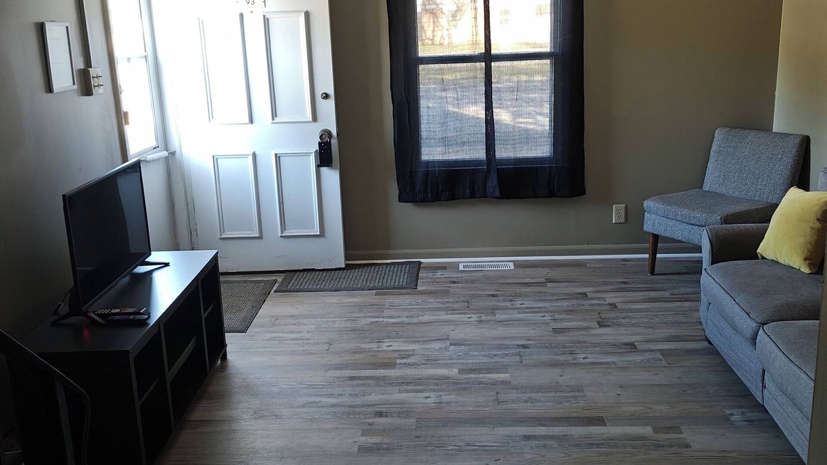 Lindenwood House | Charming 2-bedroom townhome in fabulous Normal with WiFi, AC