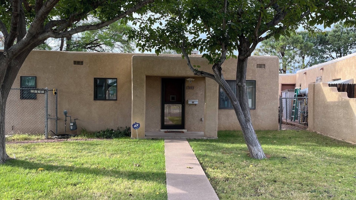Uptown House | Charming 2-bedroom house with AC, WiFi, walking distance from UPTOWN!
