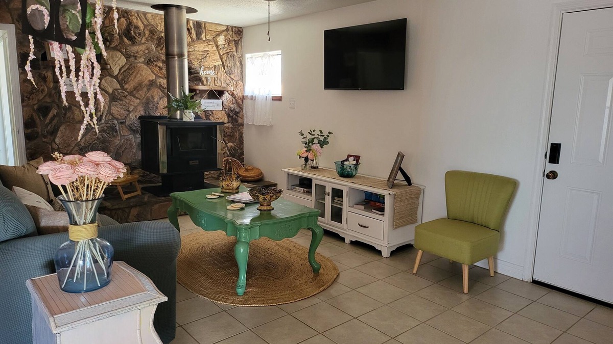 Apple Valley Apartment | Charming 2-bedroom apartment in delightful Apple Valley with AC, WiFi