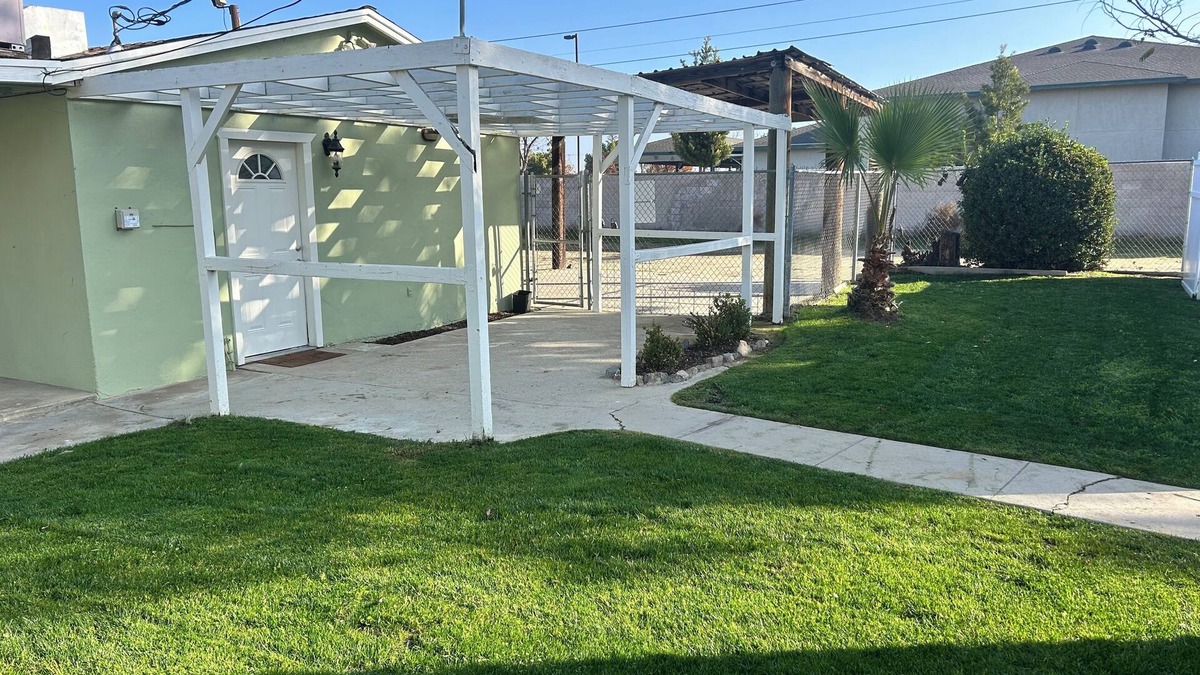 Greenacres House | Charming 2-bedroom house with WiFi, AC in welcoming Bakersfield