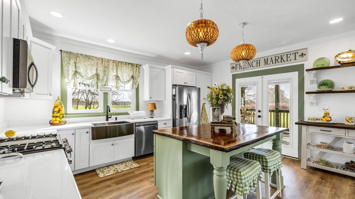 Barnesville Other | Charming 2-bedroom farmhouse in wonderful Barnesville with WiFi, AC