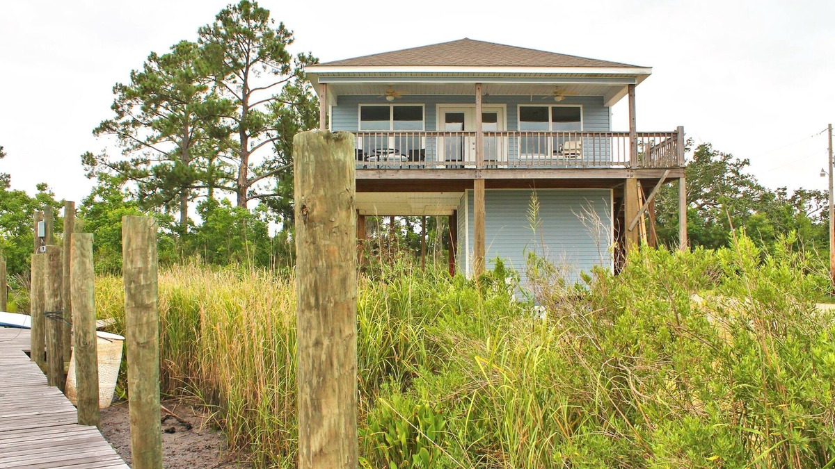 Shoreline Park House | Charming 2-bedroom house on the water in lovely Bay St. Louis