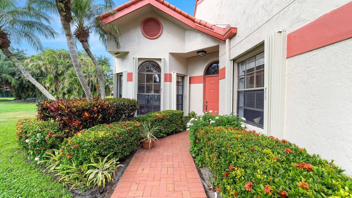 Jog Road Villa | Charming 2-bedroom villa with AC, in amazing Delray 55+ community w amenities