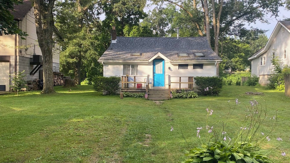 Ellwood City House | Charming 2-bedroom bungalow with AC, WiFi,washer and dryer, ON THE CREEK.