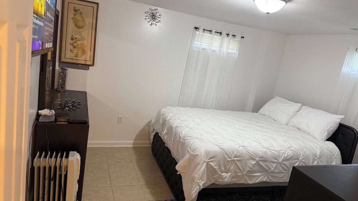 Glen Burnie House | Charming 2-bedroom house with fitness room and AC in Glen Burnie