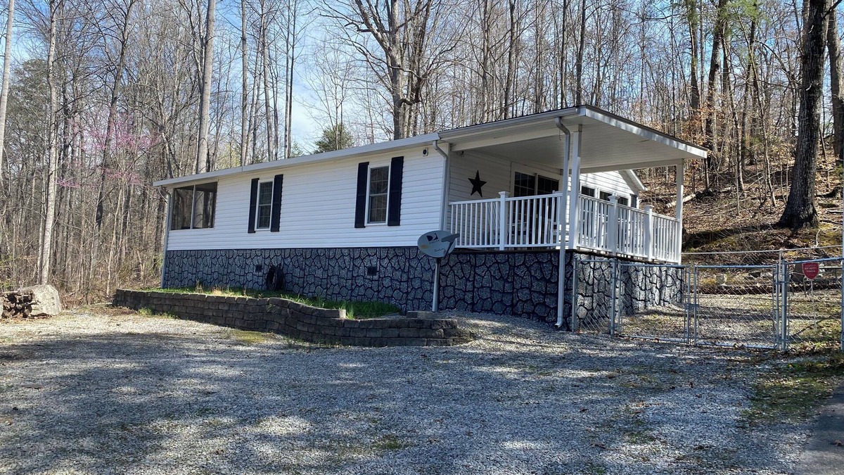 Maynardville House | Charming 2-bedroom home, sleeps 6, near Hickory Star Marina. Boat parking