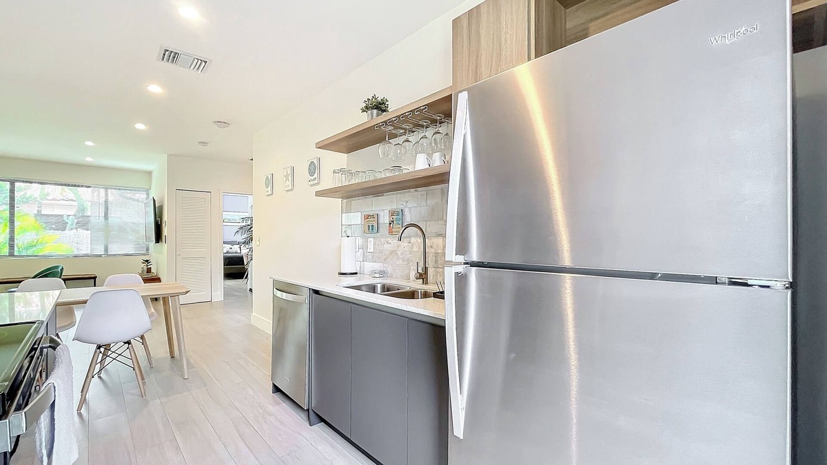 Biscayne Point Apartment | Charming 2 Bedroom Apartment