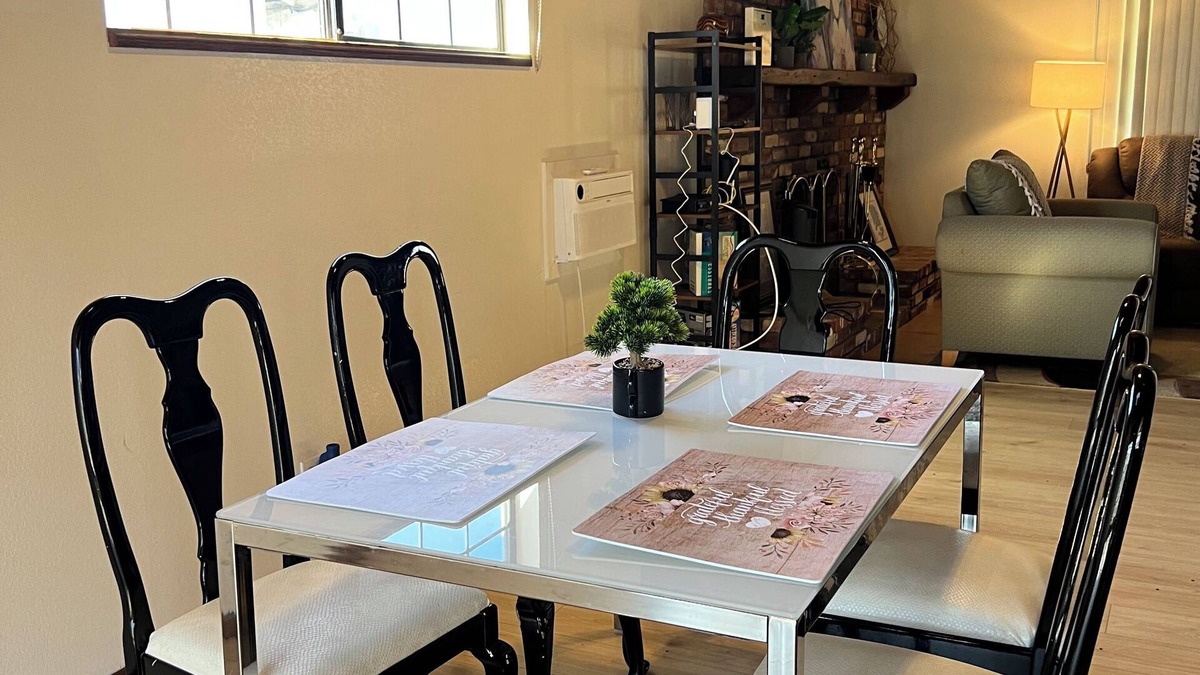 Midway City House | Charming 2-bedroom house in Disneyland SoCal Midway City