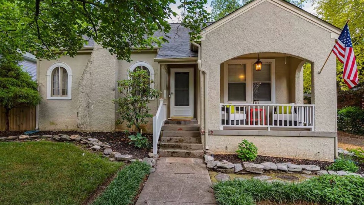 Murfreesboro House | Charming 2-bedroom house in lovely Downtown Murfreesboro Cottage with WiFi, AC