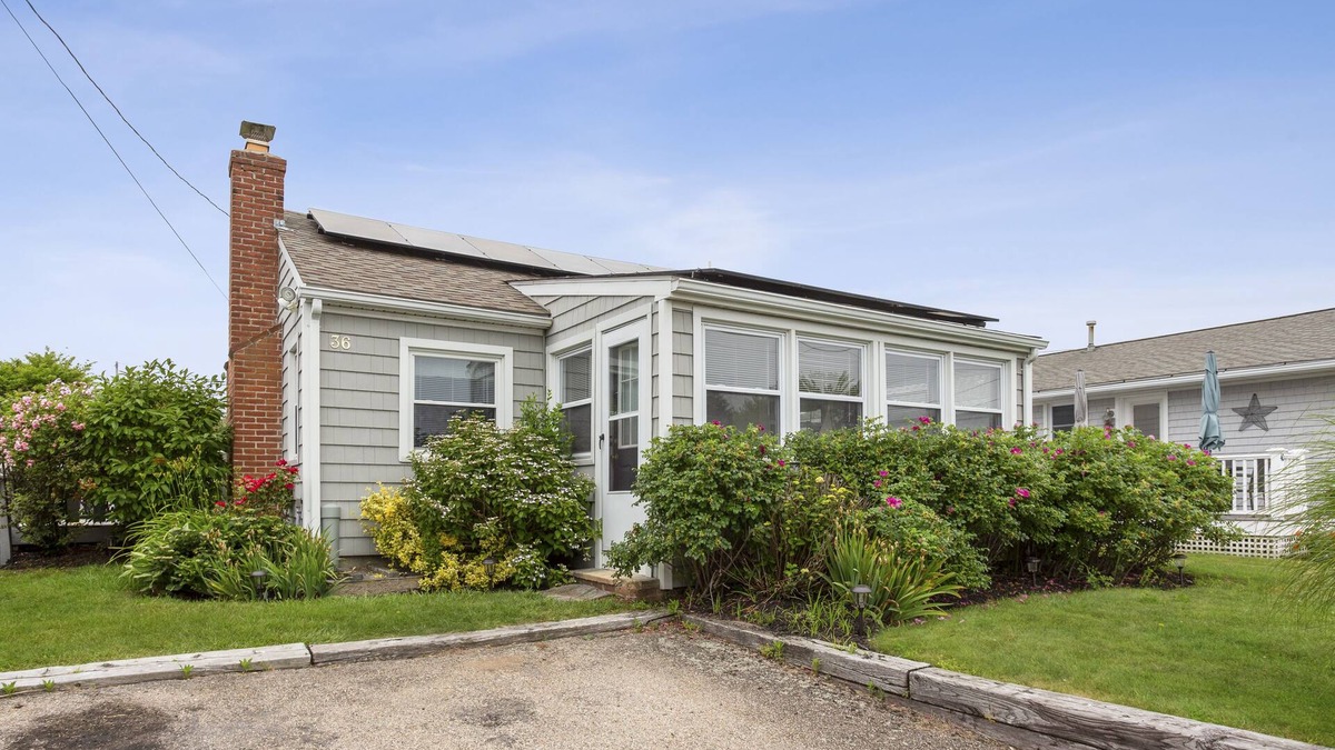 Eastward Look House | Charming 2 Bedroom Cottage just a Short Walk from Scarborough Beach