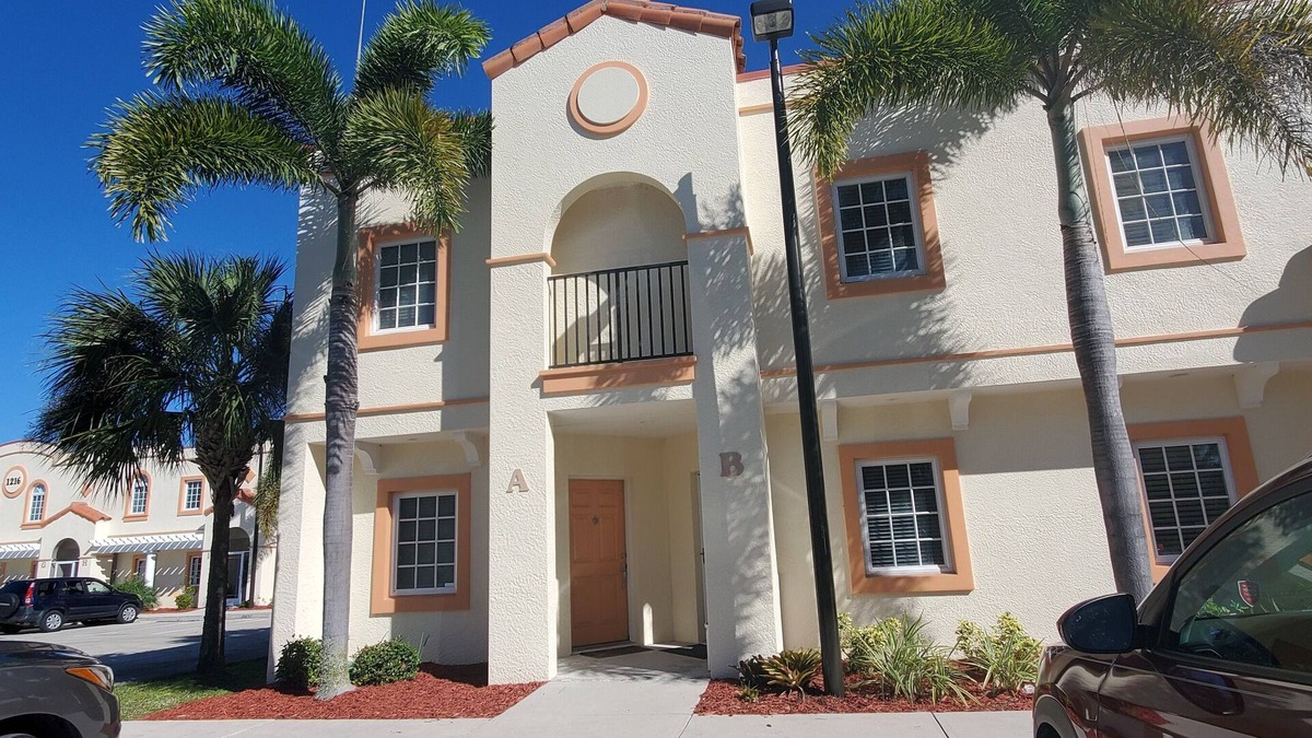 Deep Creek House | Charming 2-bedroom townhome at Golf course view in serene Punta Gorda
