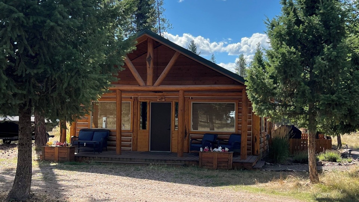 Seeley Lake Cabin | Charming 2-bedroom cabin with bonus loft, pet-friendly in Seeley Lake