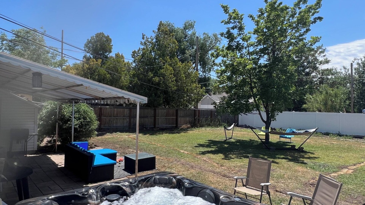 Sugar House House | Charming 2-bedroom house with WiFi, a hot tub and 30 min away from adventure.