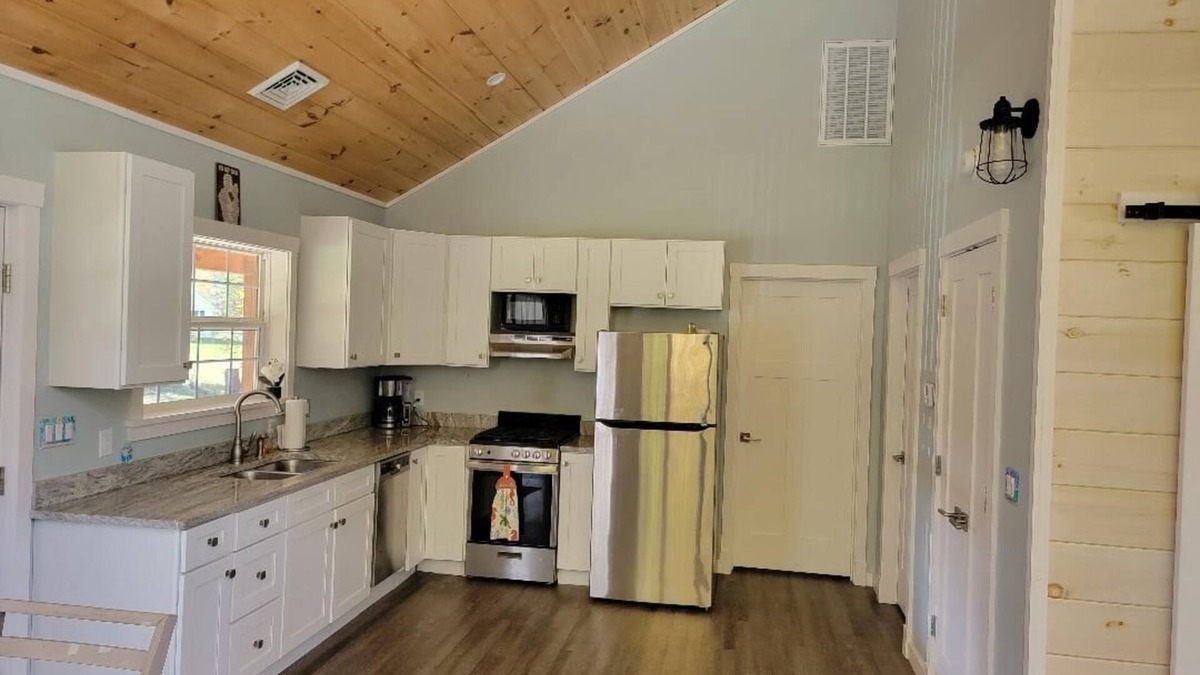 Blossvale House | Charming 2-bedroom house in Sylvan Beach