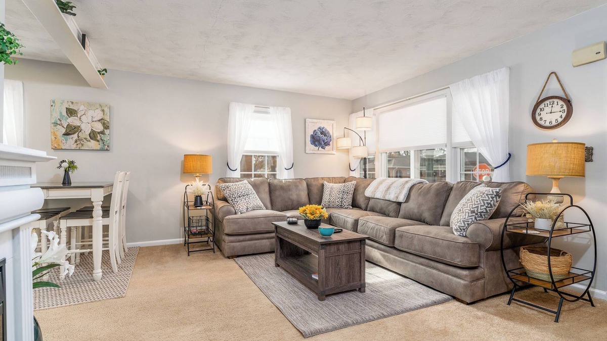 Terre Haute House | Charming 2-bedroom bungalow, pet friendly, King bed in Wonderful Terre Haute