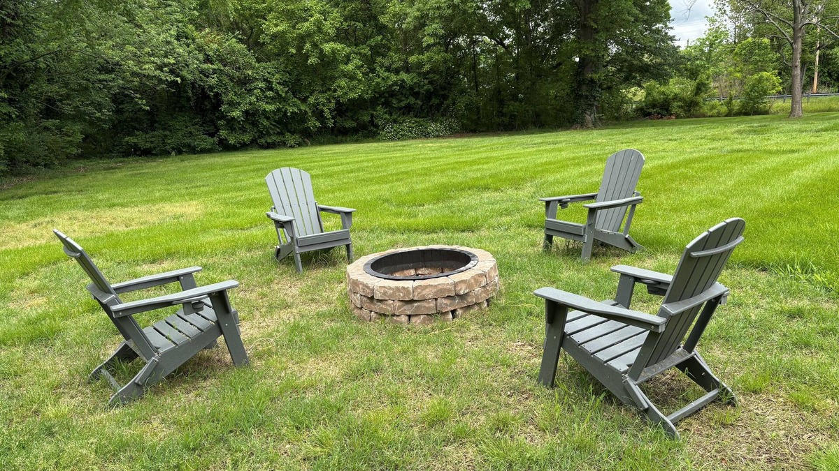 Cunningham House | Charming 2-bedroom house on 1+ acres in West Paducah with Patio, Firepit & Wifi