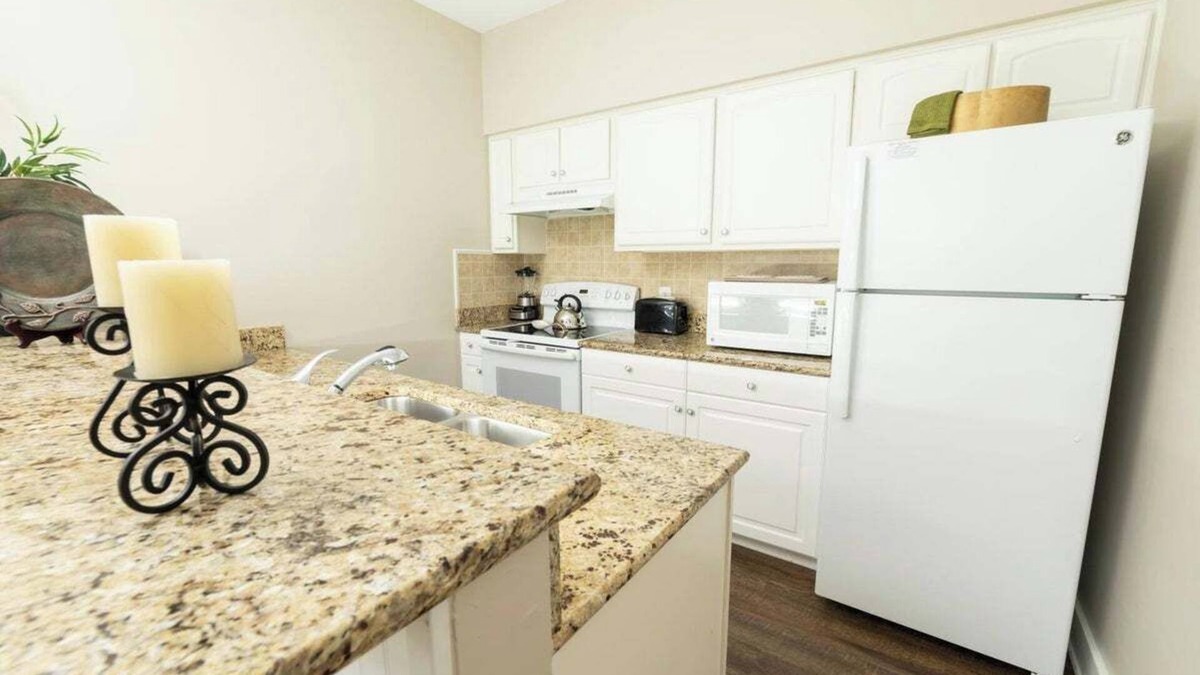 Lackey Cottage | Charming 2-bedroom cottage, pools & fitness room, WiFi in historic Williamsburg
