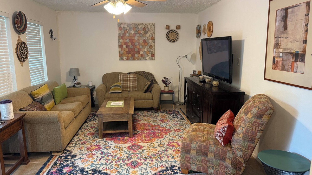 North Austin Civic Association Villa | Charming 2-bedroom villa in pleasant Austin with WiFi, AC