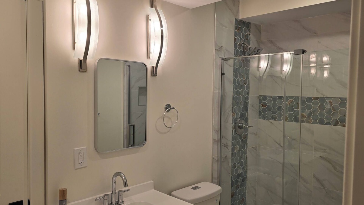 Tallyn's Reach House | Charming 2-bedroom Walkout Basement, Private Entrance, in Aurora with Wi-Fi,TVn