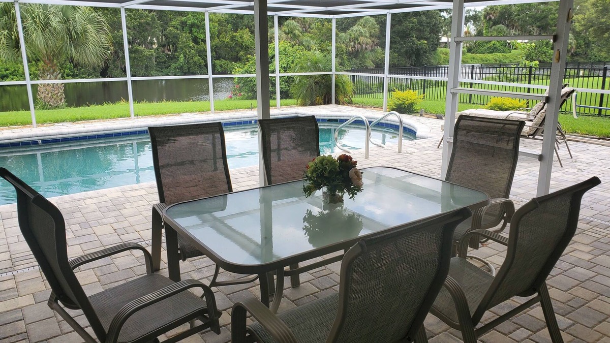 Laurel House | Charming 2-beds house on the lake. Pool and large patio. Close to the beaches.