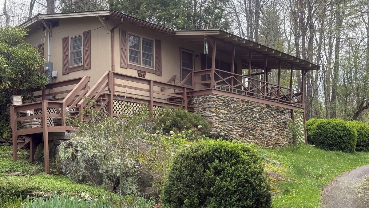 Newland Cottage | Charming 2-BR Country Cottage-Very Convenient to Linville, Banner Elk, Newland.