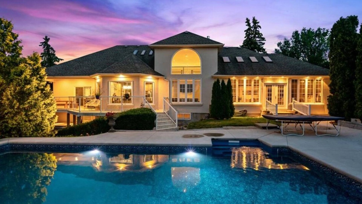 Niagara-on-the-Lake Bed & Breakfast | Charming 2 bedroom bed & breakfast in fabulous Niagara-on-the-Lake with pool