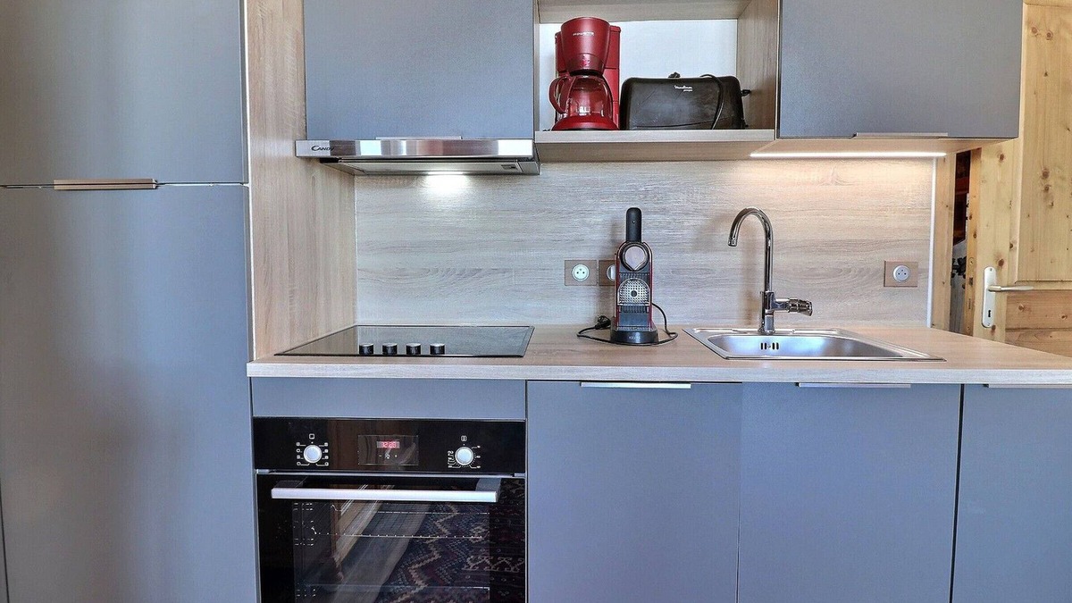 Meribel-Mottaret Apartment | Charming 2-Room Cabin Ski-In/Ski-Out, Near Shops, Sleeps 6