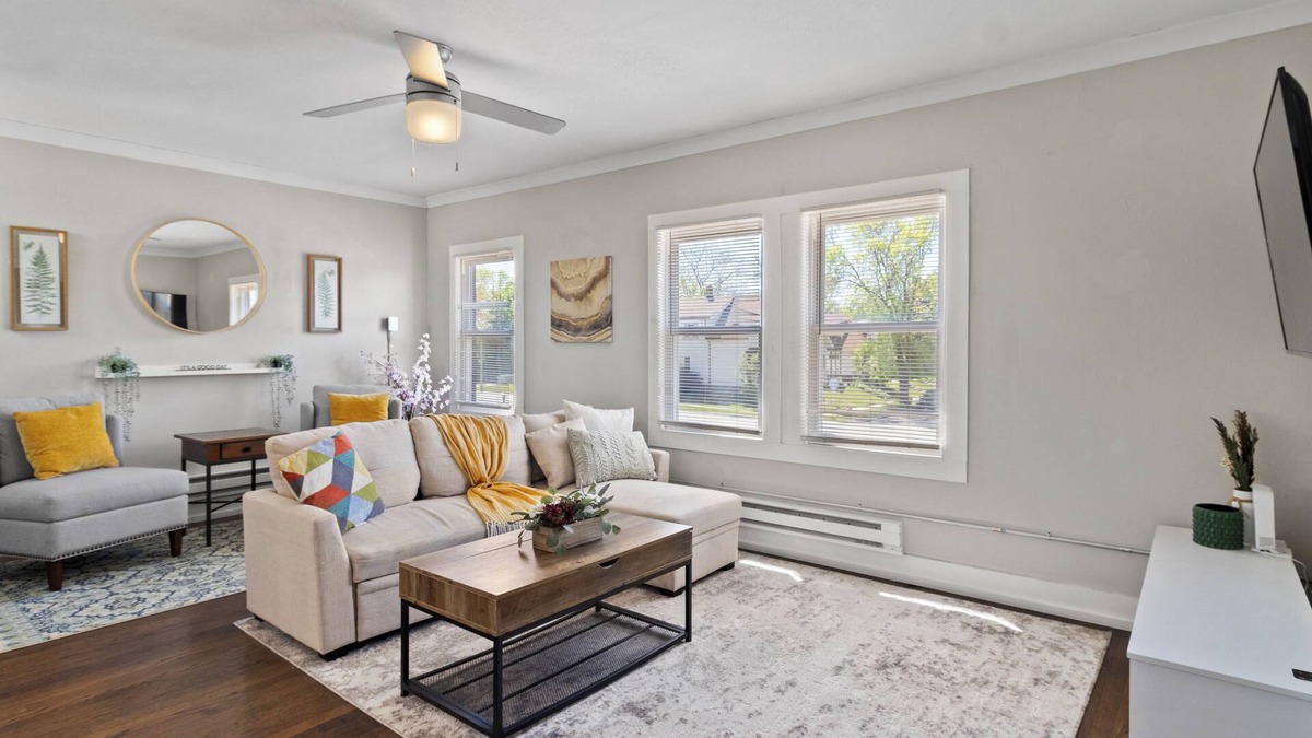Milwaukee Apartment | Charming 2BD W/Parking 15 Mins from Downtown