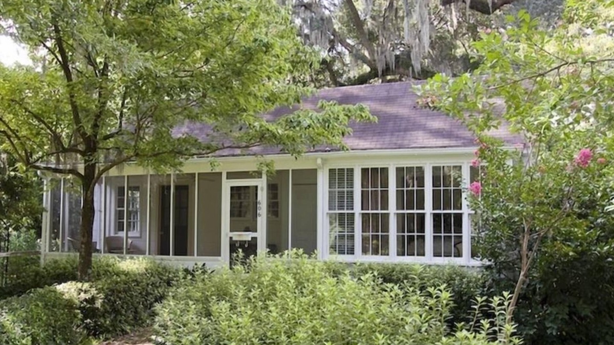 Summerville Historic District House | Charming 2BR/2BA Guest House on Historic 2 acres in downtown Summerville!
