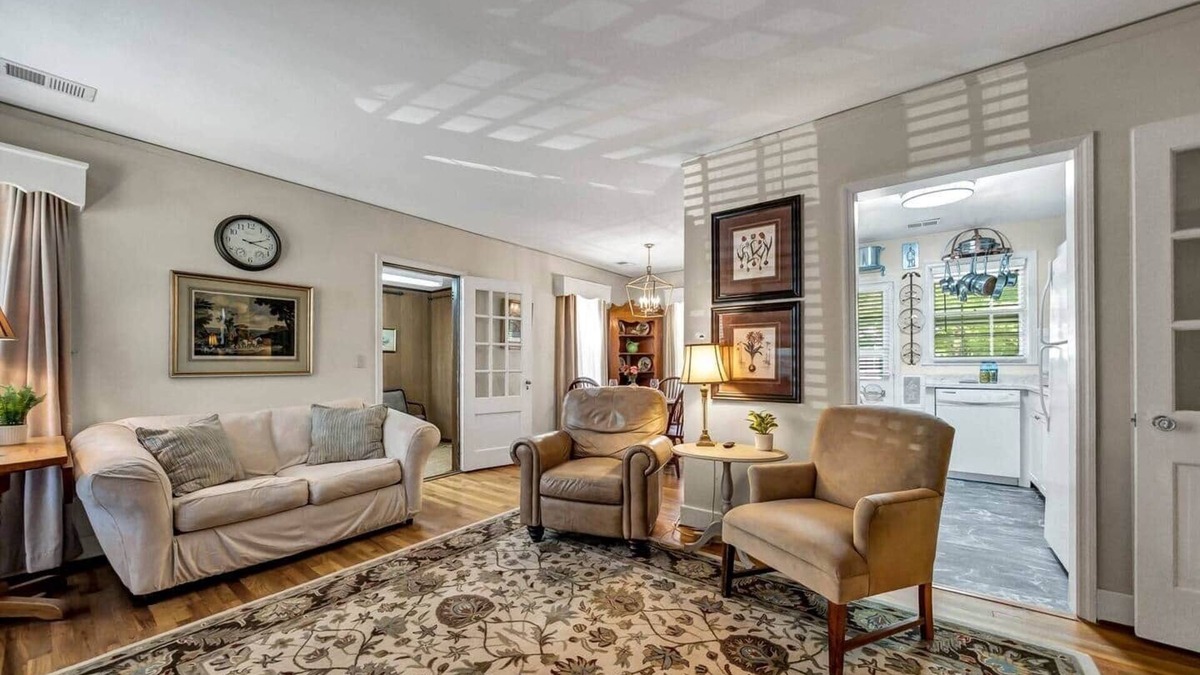 Cayce House | Charming 2BR - Antique Cottage
