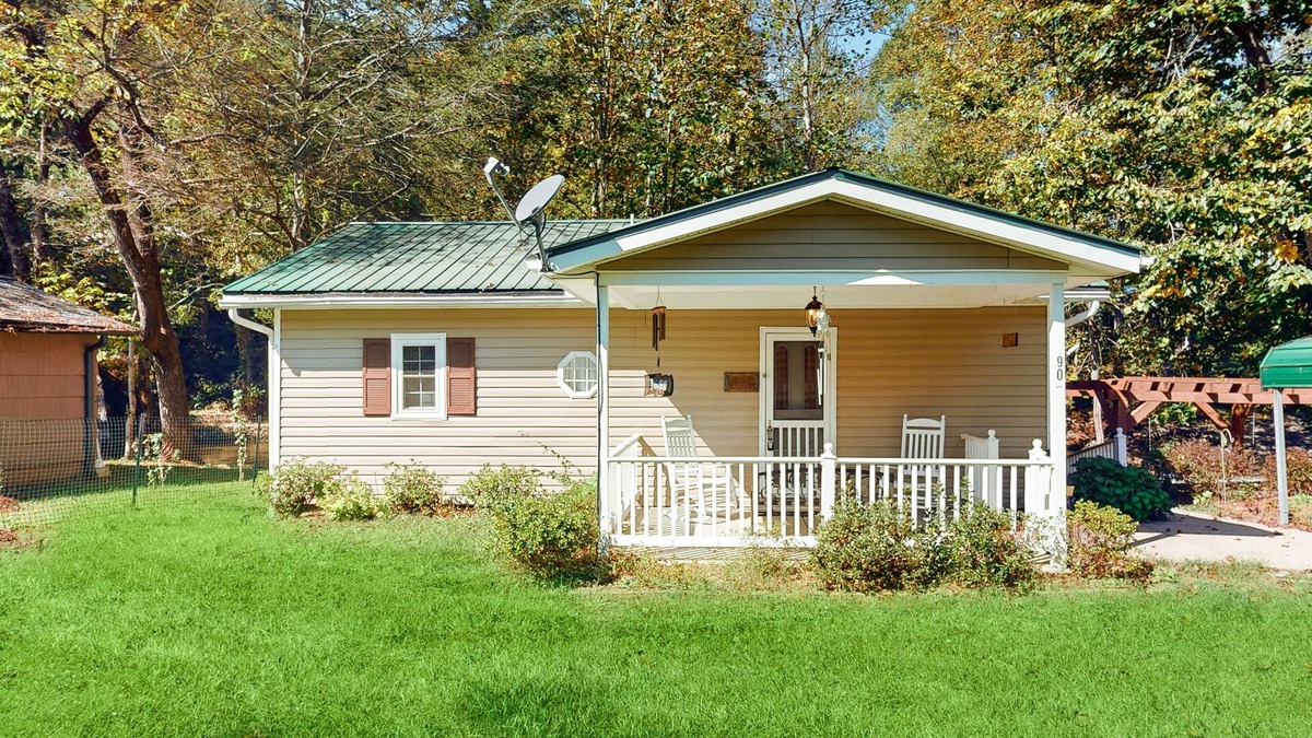 Franklin House | Charming 2BR Bungalow with stunning views and gas grill