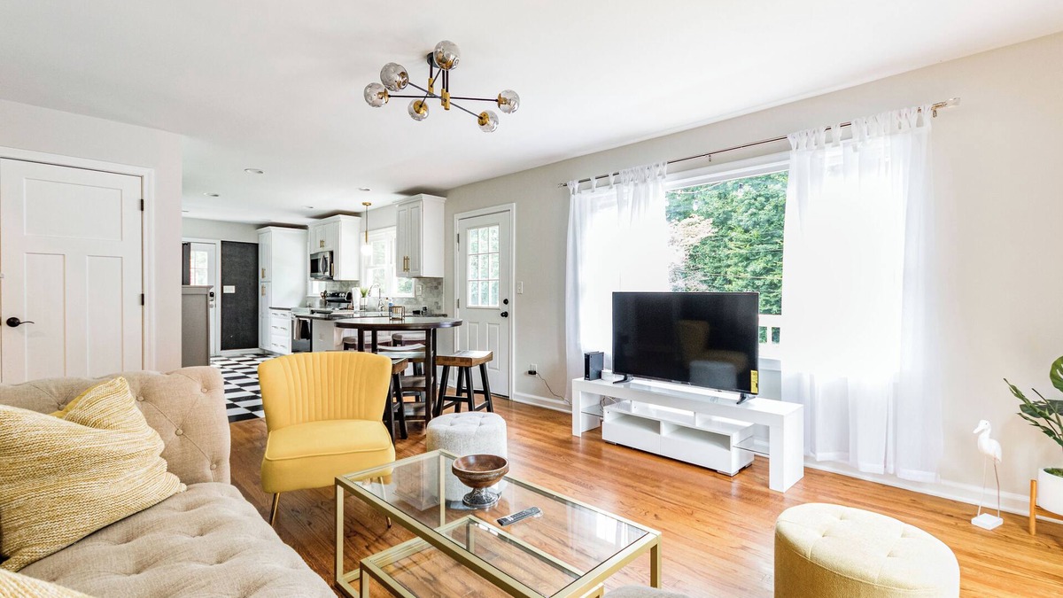 Raleigh House | Charming 2BR Cabin in Raleigh - starts at 3.5k/month