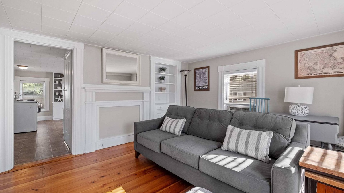 Exeter Apartment | Charming 2nd Flr Large 1 Bed - Short to Midterm Rental