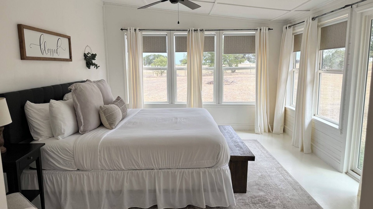 Crawford House | Charming 3/2 Farmhouse Near Fixer Upper and Gathering Oaks