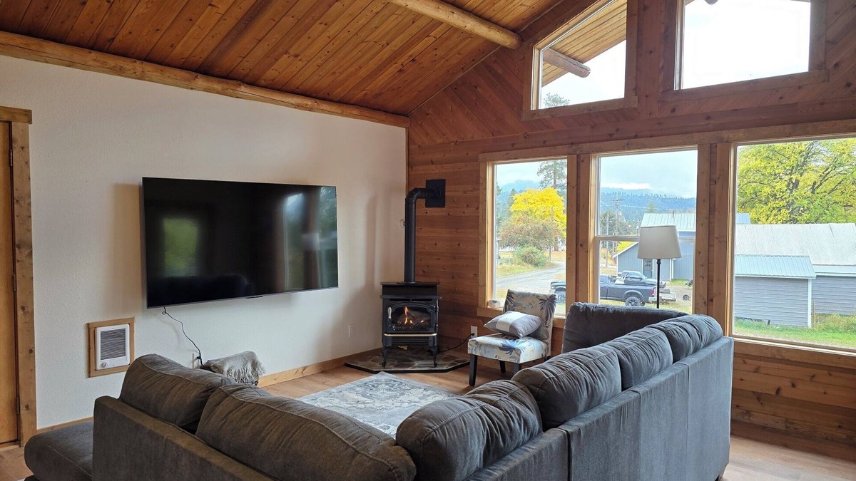 Bonners Ferry House | Charming 3/2 home with deck to enjoy mountain views in peaceful Bonners Ferry