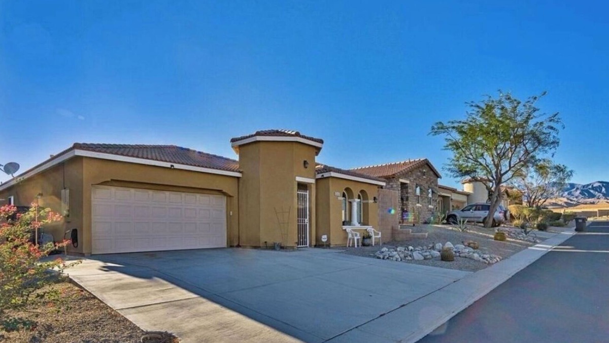 Desert Hot Springs House | Charming 3-bedrm house 2 1/2 bath 2 car garage in Desert gated community.