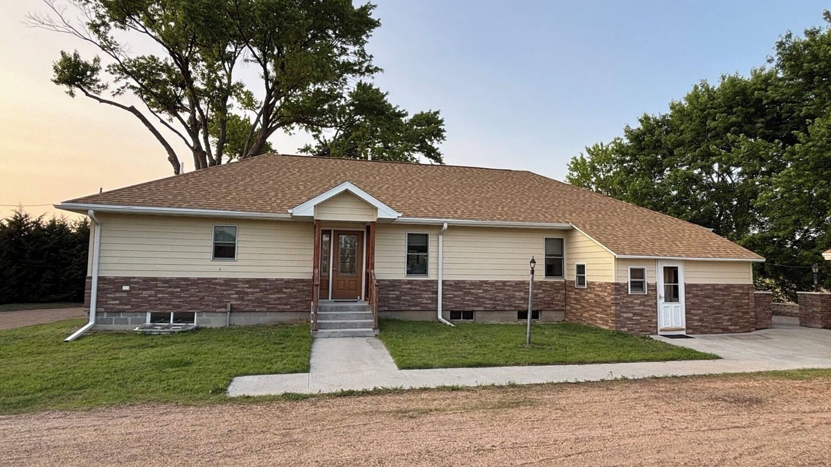 Red Cloud Other | Charming 3-bed, 2-bath ranch house in the serene countryside near Red Cloud.
