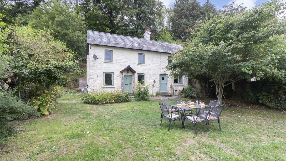 Gilwern Cottage | Charming 3-Bed Cottage by the River Usk