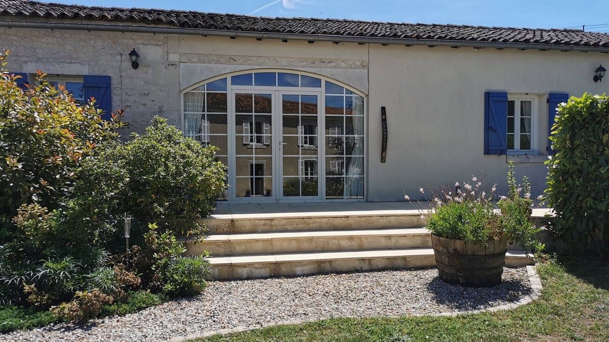 Segonzac House | Charming 3-bed cottage in Cognac vineyards, with large pool and fun games room