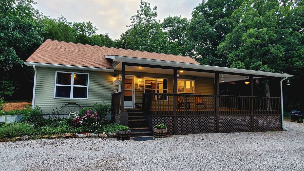 Eldon Cottage | Charming 3-BED Cottage- WiFi & Fishing Pond in Eldon, MO -15 MIN to Bagnell Dam!