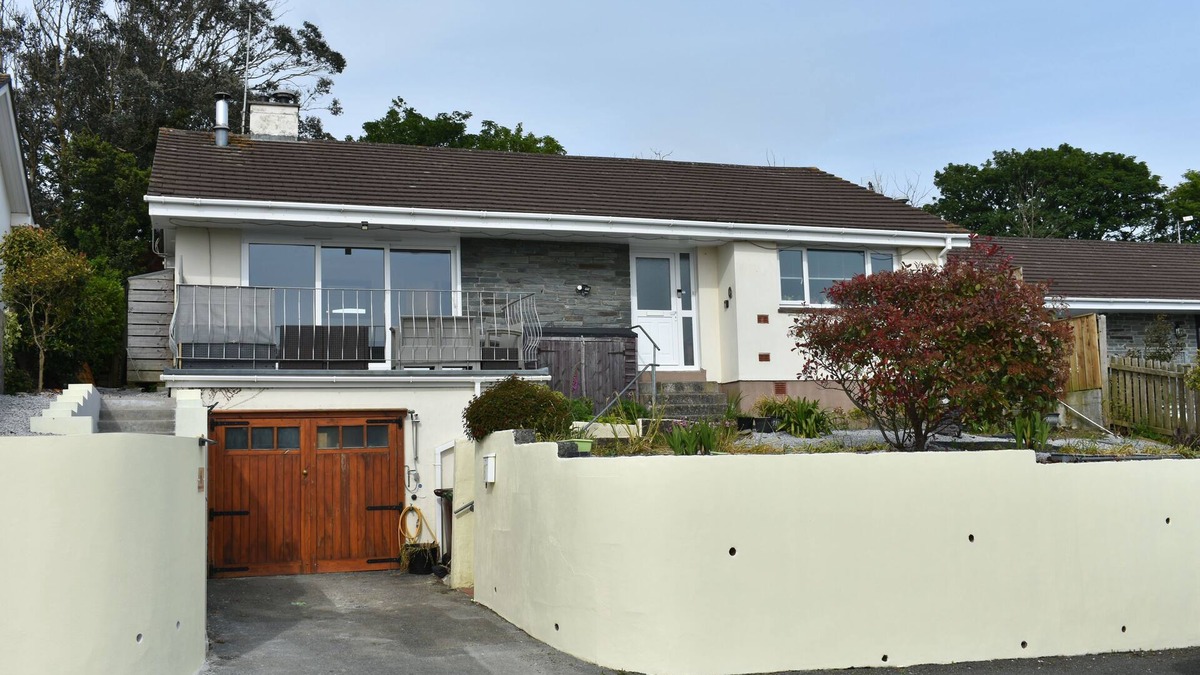 Angarrack House | Charming, 3 bed, dog friendly bungalow with lovely views, 5 mins from the beach