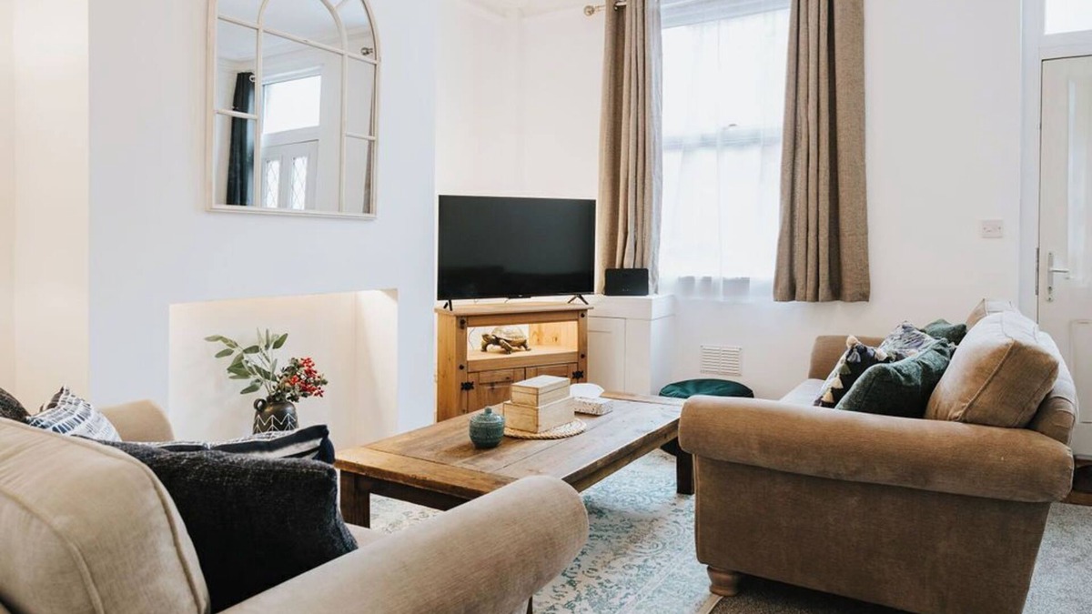 St Helens House | Charming 3 Bed Home | Central | Netflix | Games | Garden