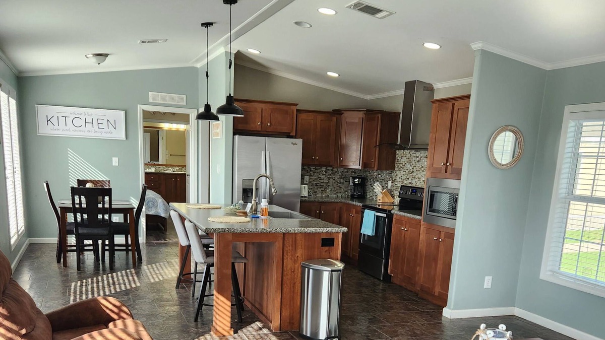 Lake Jackson Apartment | Charming 3 bed-home near Surfside -plenty of onsite amenities