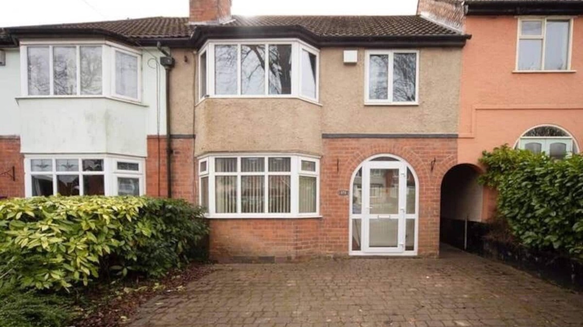 Seisdon House | Charming 3-bed house in Birmingham suburb backing onto accessible golf course