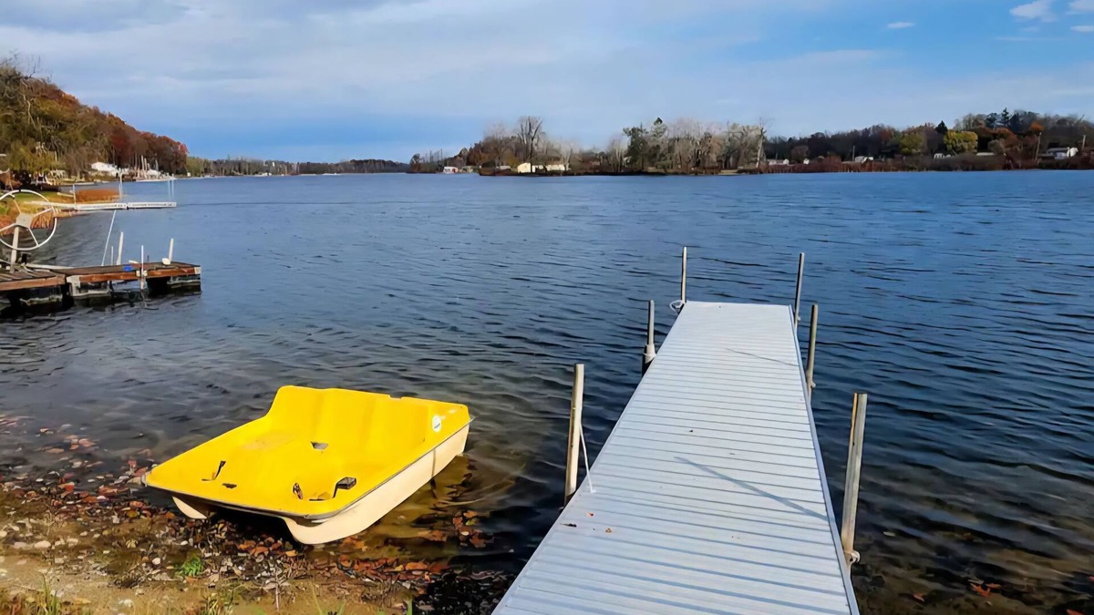 Dowling House | Charming 3 bed Lake house in wonderful Dowling with AC, WiFi, dock, and Kayaks.