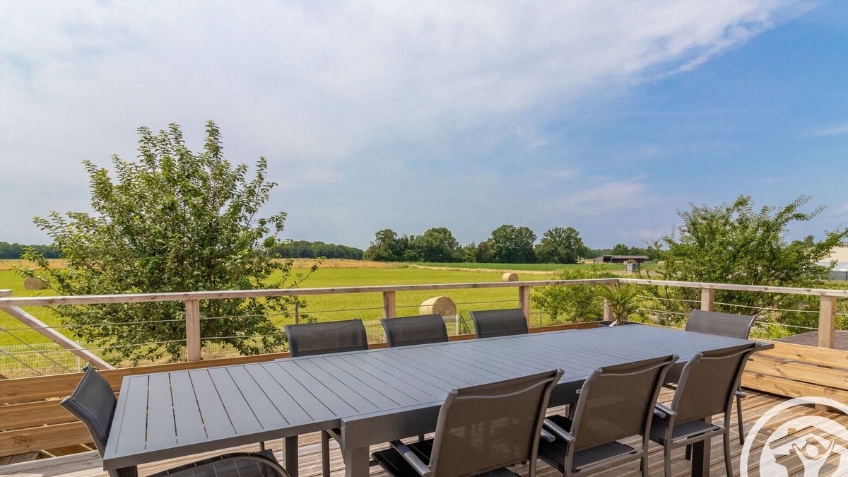Meon Cottage | Charming 3-Bedroom Retreat with Terrace, Garage, and Close to Zoo - Perfect for Families and Motorcyclists